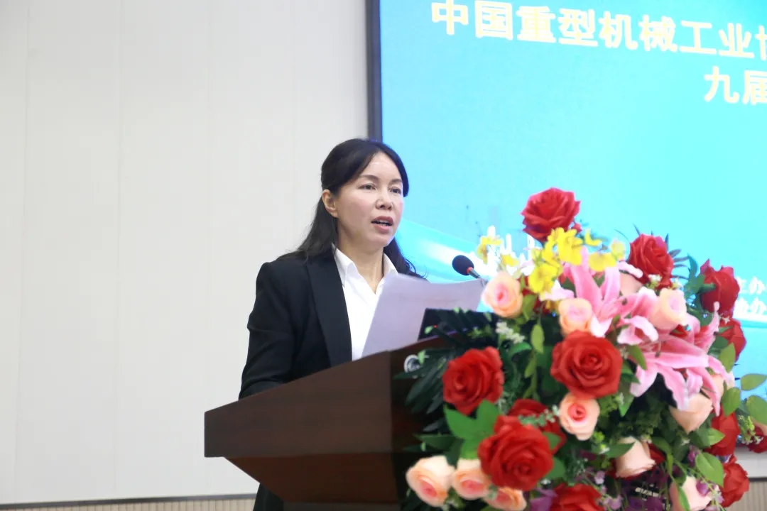 苗紅宣讀《關(guān)于表彰2019年度優(yōu)秀橋、門式起重機生產(chǎn)企業(yè)的決定》